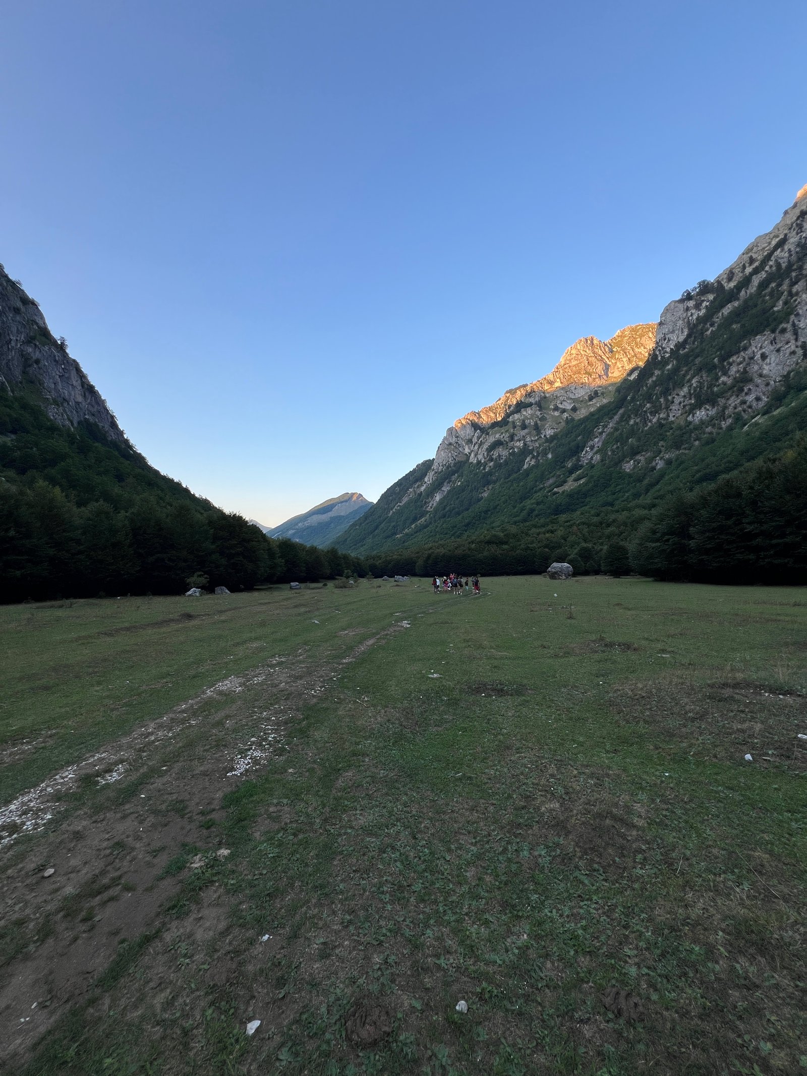 Prokletije i dolina Grbaja su pravi raj za ljubitelje prirode i aktivnog odmora. Ova impresivna planinska
oblast nudi brojne mogućnosti za sportske i rekreativne aktivnosti, poput planinarenja po stazama, biciklizma, alpinizma na vrhovima Karanfila, paraglajdinga i zimskog skijanja. Ove aktivnosti ne samo da jacaju telo, vec i duh.